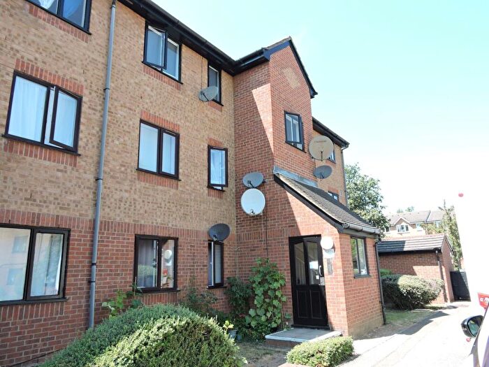 Studio For Sale In Streamside Close, London, N9