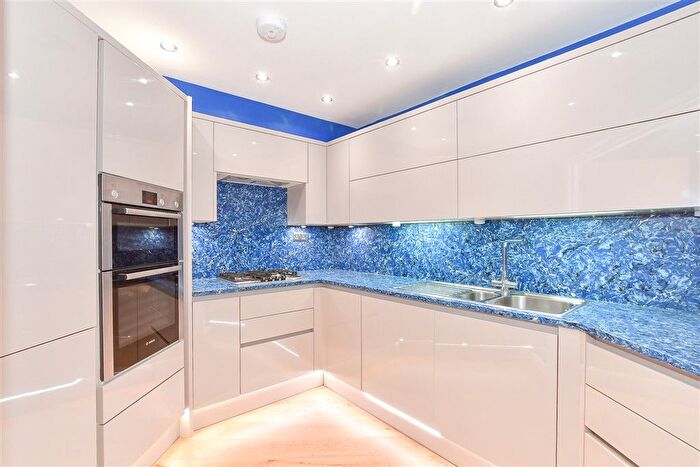 3 Bedroom Flat For Sale In Station Road West, Canterbury, Kent, CT2