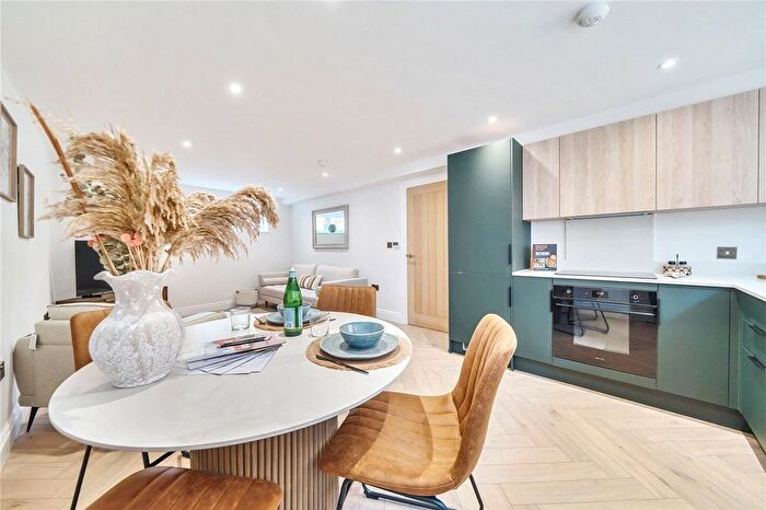 2 Bedroom Flat For Sale In The Courtyard, West Street, Farnham, GU9