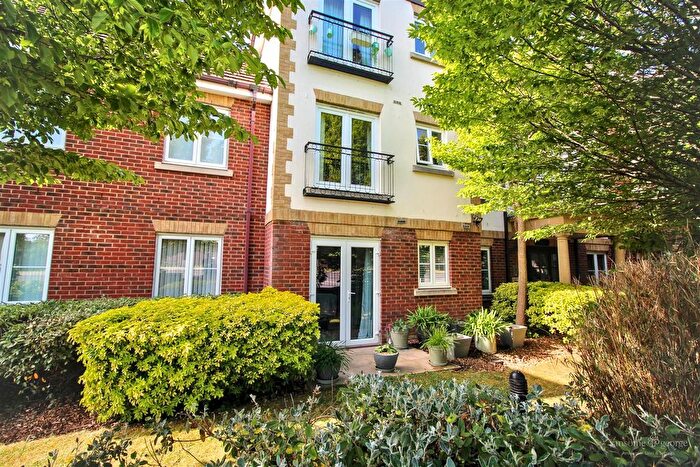 2 Bedroom Flat For Sale In Bath Road, Calcot, Reading, RG31