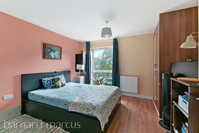 2 Bedroom Flat For Sale In Felnex Avenue, Wallington, SM6