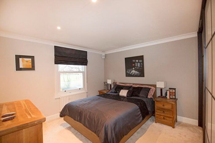 2 Bedroom Flat For Sale In Fairfield West, Kingston Upon Thames, KT1