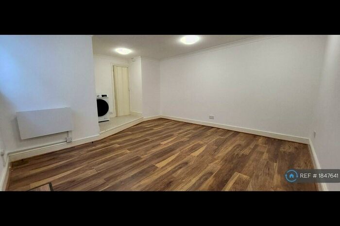 Studio To Rent In Alexandra House, London, N4