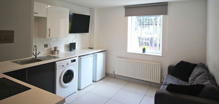 2 Bedroom Flat To Rent In Flat, Clarendon Road, Leeds, LS2