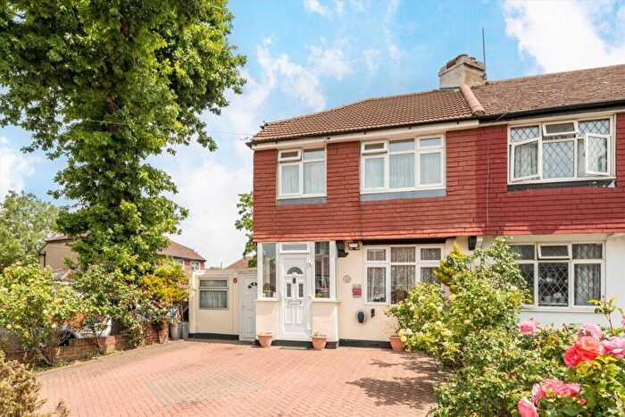 3 Bedroom House For Sale In Meadway, Surbiton, KT5