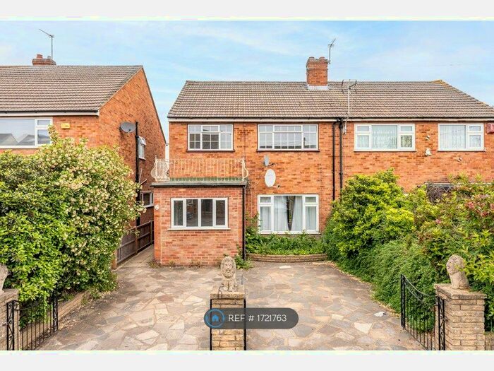 3 Bedroom Semi-Detached House To Rent In Forest Road, Cheshunt, Waltham Cross, EN8