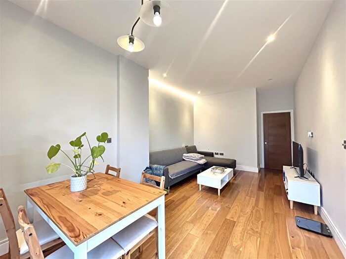 2 Bedroom Flat To Rent In Horn Lane, Acton, W3