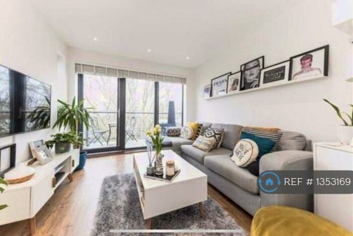 1 Bedroom Flat To Rent In Boundaries Road, London, SW12