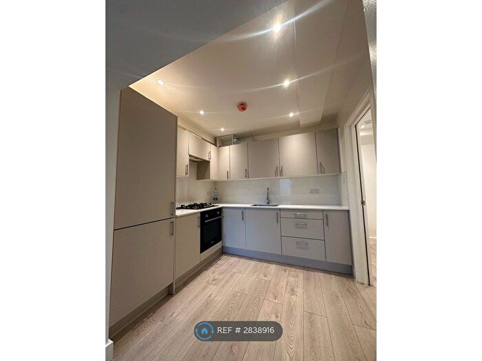 3 Bedroom Flat To Rent In Endwell Road, London, SE4