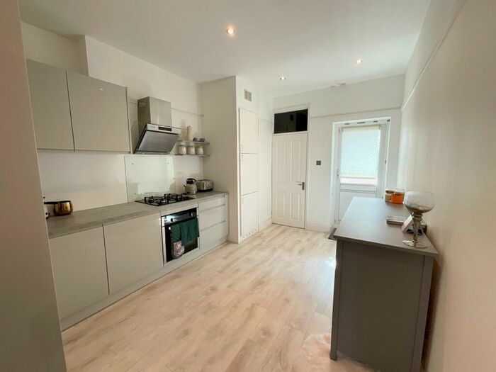 2 Bedroom Flat To Rent In London Road, Westcliff-on-Sea, SS0