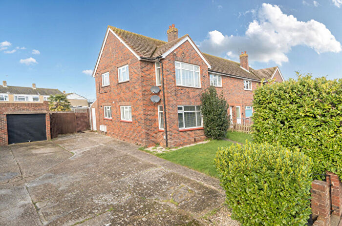 2 Bedroom Flat For Sale In Gainsborough Avenue, Worthing, West Sussex, BN14