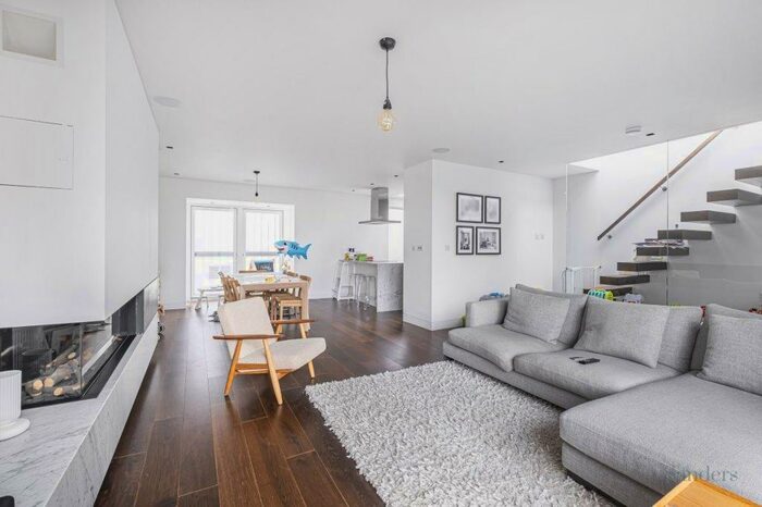 4 Bedroom Mews To Rent In River Street Mews, Islington, London, EC1R