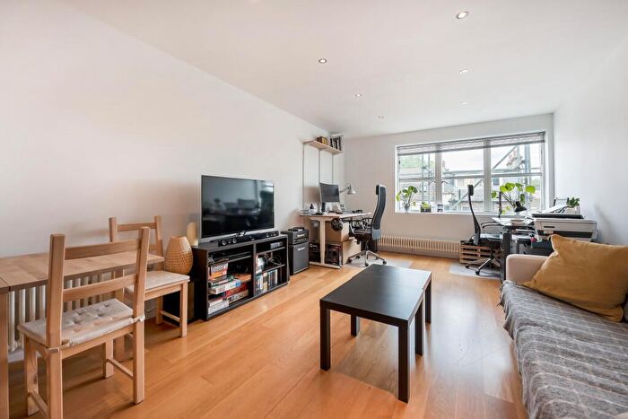 1 Bedroom Apartment To Rent In Bethwin Road, London, Uk, SE5