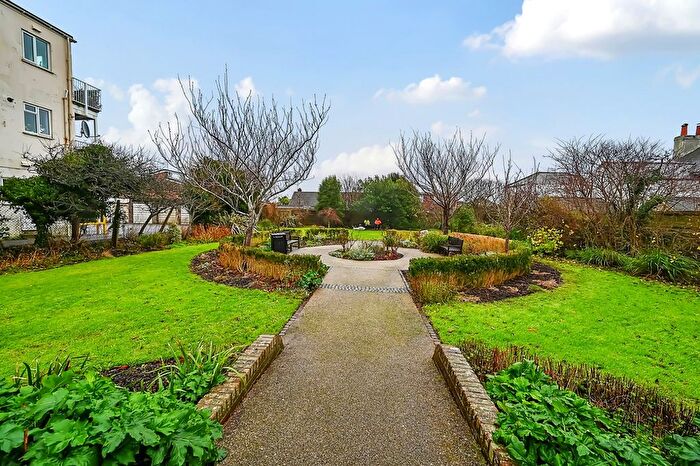 2 Bedroom Flat For Sale In South Street, Lancing, BN15