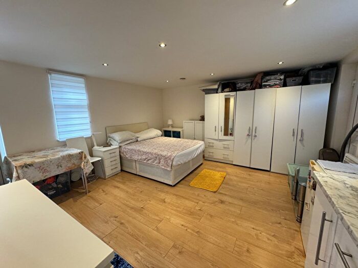 Studio To Rent In Boyne Avenue, London, NW4
