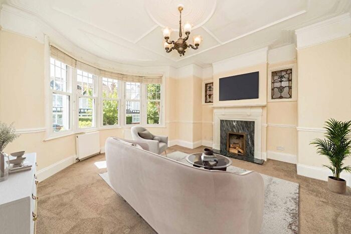 4 Bedroom Semi-Detached House For Sale In Avondale Avenue, North Finchley, N12