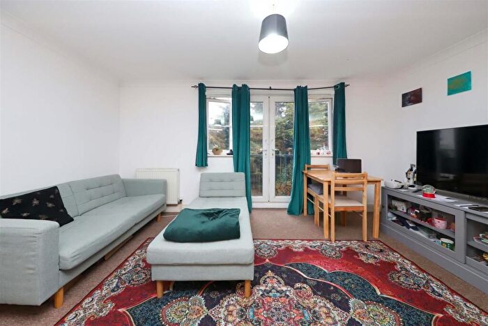 2 Bedroom Flat For Sale In Aubrey Court, Dawley Road, Hayes, UB3