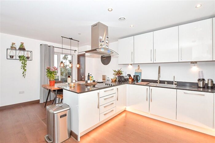 2 Bedroom Flat For Sale In Rosalind Drive, Maidstone, Kent, ME14