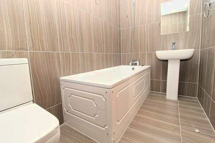 1 Bedroom Flat To Rent In High Road, N12