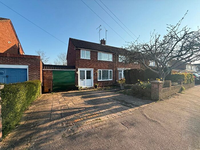 3 Bedroom Semi Detached House For Sale In Watermead Road, Limbury Mead, Luton, Bedfordshire, LU3