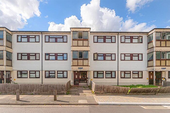 1 Bedroom Flat For Sale In Hamilton Close, London, N17