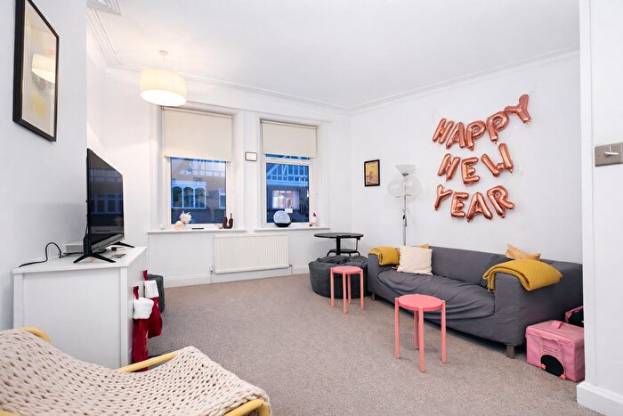 3 Bedroom Flat To Rent In Lymington Road, London, NW6