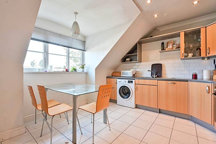 2 Bedroom Flat To Rent In Abbey Road, Chertsey, KT16