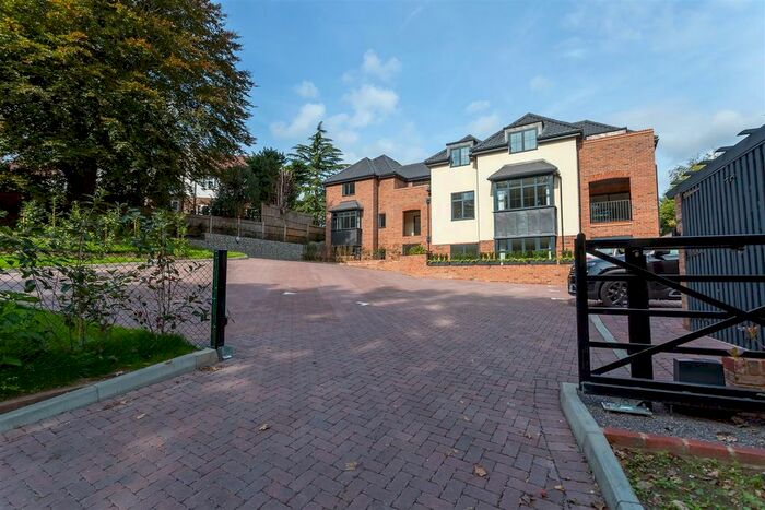 2 Bedroom Flat To Rent In Howell Hill, Cheam Road, Sutton, SM2