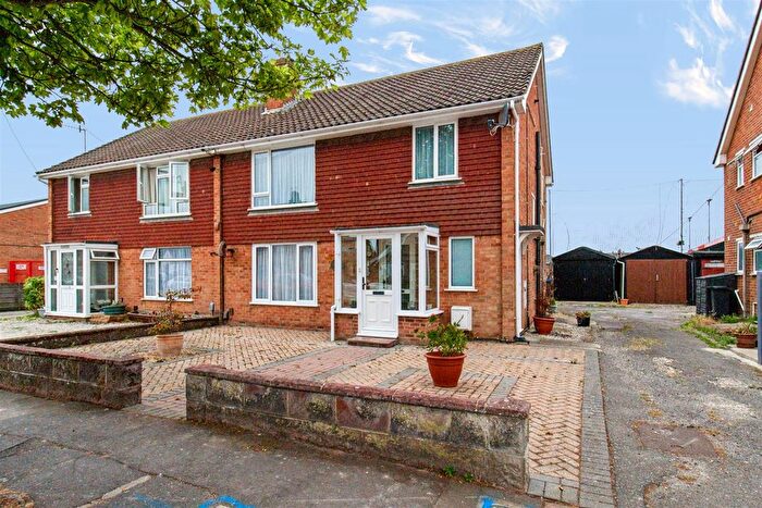 2 Bedroom Flat For Sale In Woodside Road, Worthing, BN14