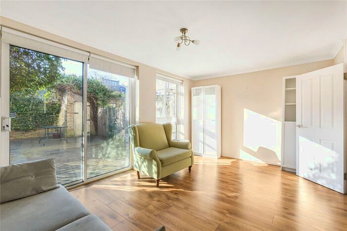 3 Bedroom Maisonette To Rent In Hawthorne Close, London, N1