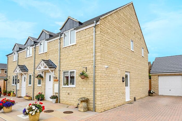 3 Bedroom Semi-Detached House For Sale In Janaway Court, Carterton, Oxon, OX18