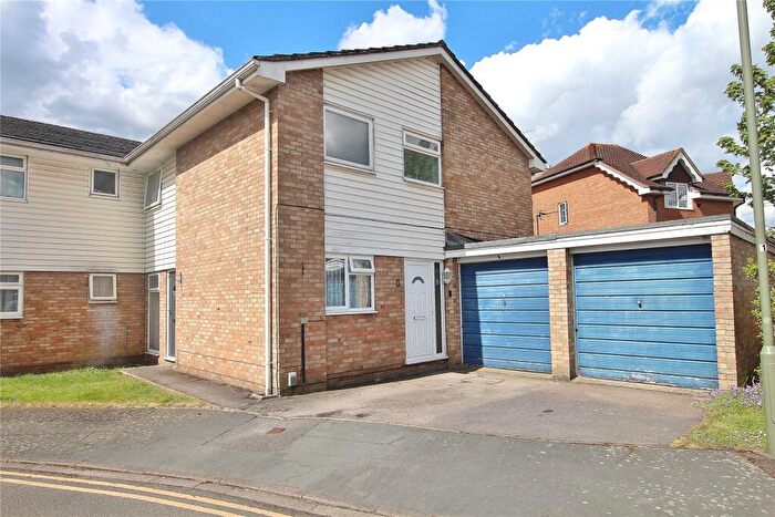 1 Bedroom Maisonette For Sale In Highclere Court, Knaphill, Woking, GU21