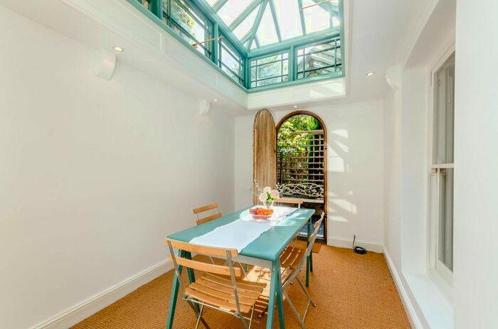 2 Bedroom Flat To Rent In Barclay Road, Fulham, London, SW6