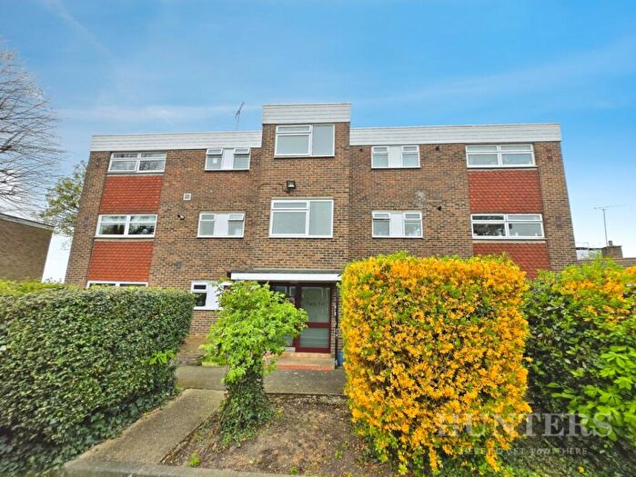 2 Bedroom Flat For Sale In Glena Mount, Sutton, SM1