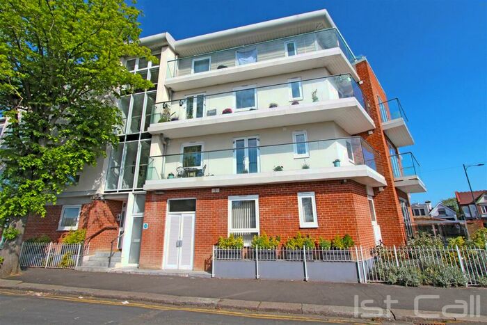 2 Bedroom Flat To Rent In Leigh On Sea, SS9