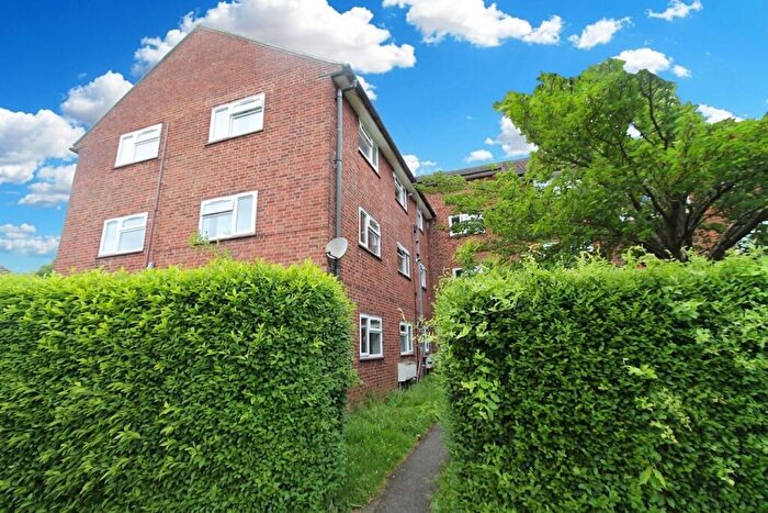3 Bedroom Apartment To Rent In Talbot Road, Hatfield, AL10