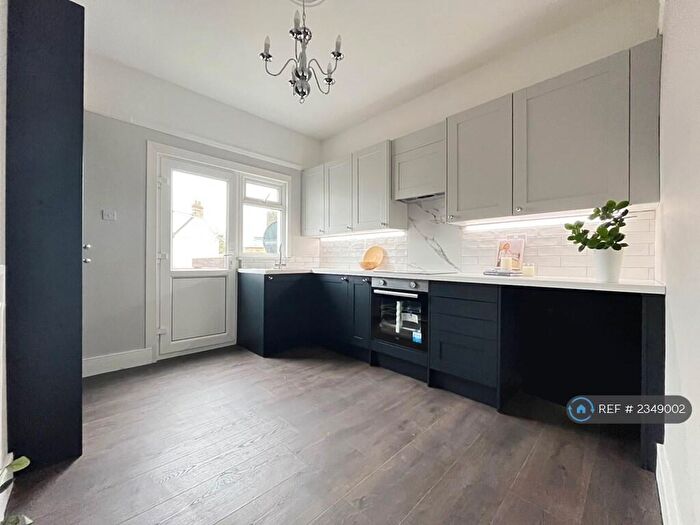 2 Bedroom Flat To Rent In West Road, Westcliff-On-Sea, SS0