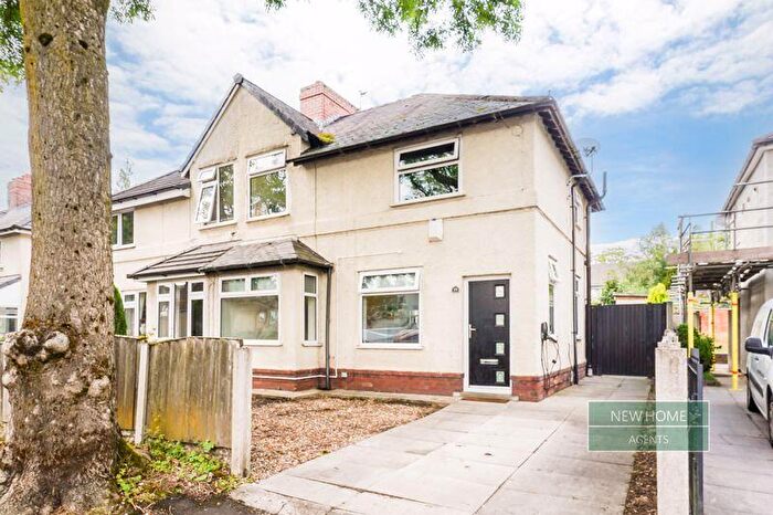 3 Bedroom Semi Detached House For Sale In Broad Walk, Westhoughton, Bolton, BL5