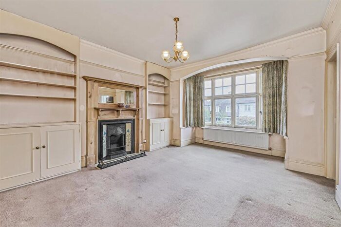 2 Bedroom Flat For Sale In Sheen Lane, East Sheen, SW14