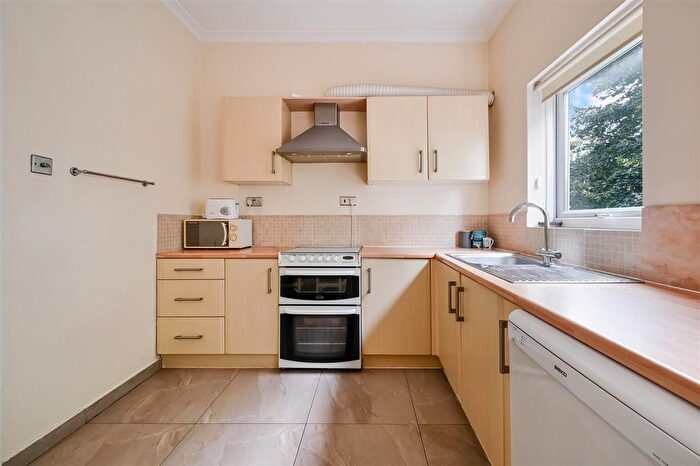 1 Bedroom Flat To Rent In Southdown Road, London, SW20