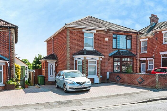 3 Bedroom Semi-Detached House For Sale In Bath Road, Southampton, SO19