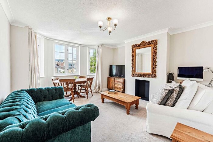 2 Bedroom Flat To Rent In Frogmore, London, SW18