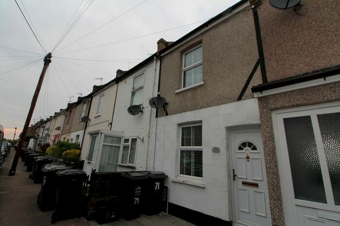 2 Bedroom Flat To Rent In The Brent, Dartford, DA1