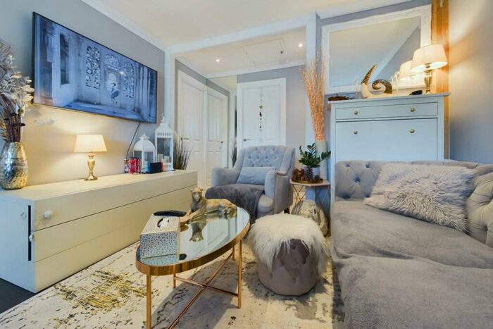 2 Bedroom Apartment For Sale In Cuffley Court, Hemel Hempstead, HP2