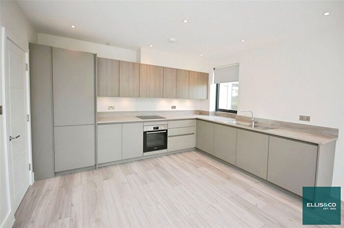 2 Bedroom Flat To Rent In Woodside Park Road, London, N12