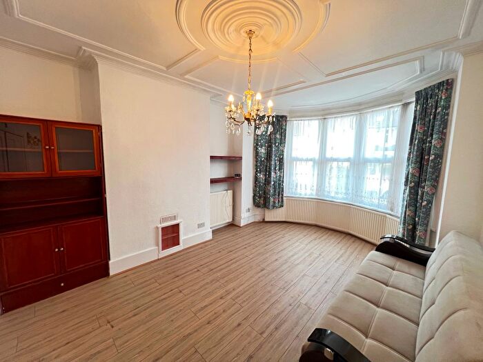 1 Bedroom Flat To Rent In Riverway, London, N13
