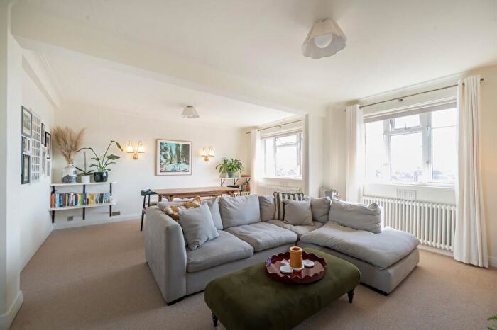 3 Bedroom Flat For Sale In Ashford Road, Cricklewood, London, NW2