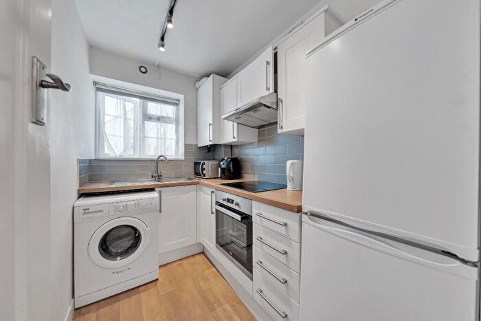 1 Bedroom Flat To Rent In Okehampton Close, London, N12