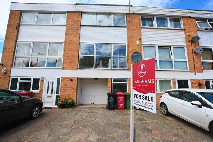 3 Bedroom Town House For Sale In Haynes Close, Slough, SL3