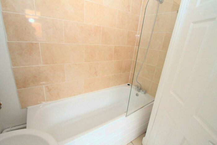 4 Bedroom Terraced House To Rent In Victoria Terrace, - Bed, LN1